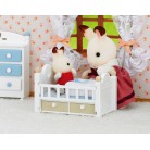 Sylvanian Families - Dziecko królików z czekoladowymi uszami z łóżeczkiem 5017