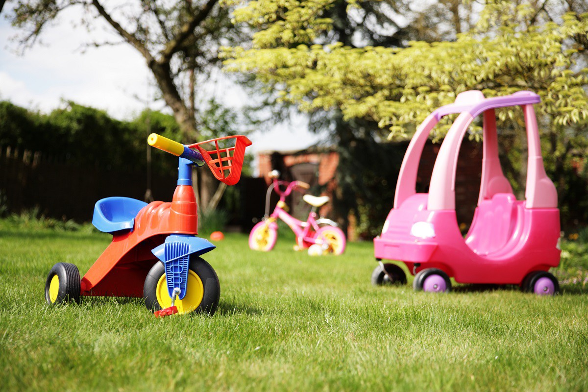 Jakie zabawki dla dzieci umieścić w przydomowym ogrodzie?